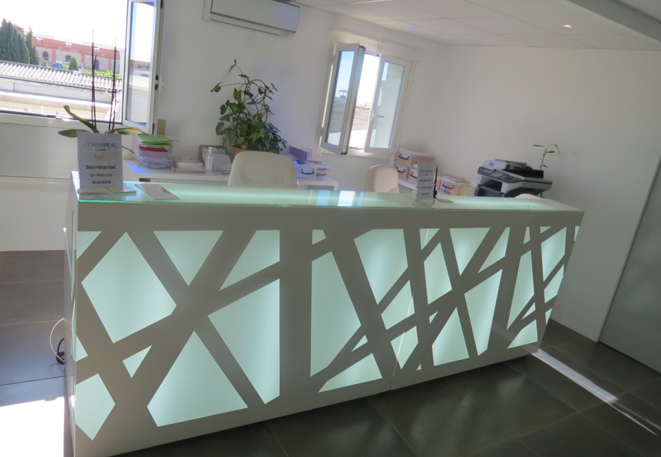 Installation d'une banque d'accueil à la Clinique Champeau à Béziers 34